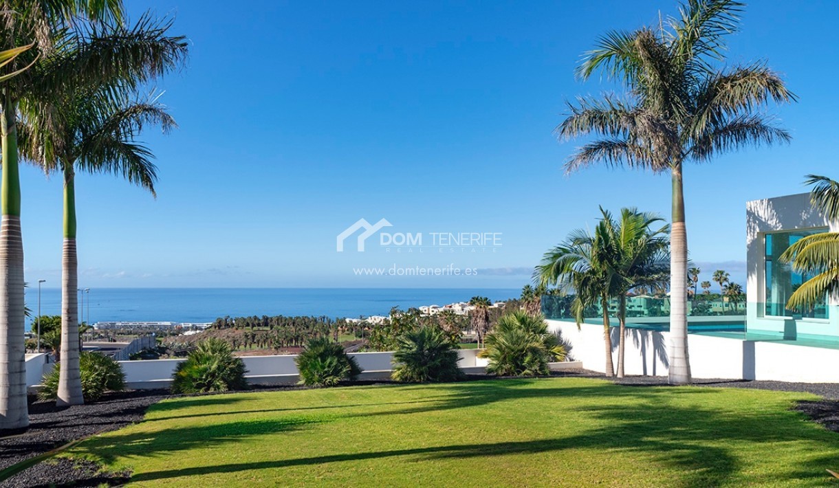 Сад роскошной виллы Тенерифе с панорамным видом на океан и пальмами Costa Adeje