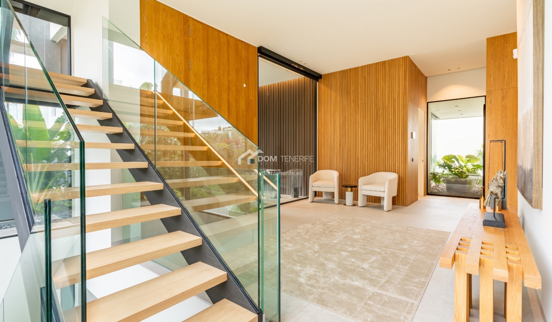 Современная деревянная внутренняя лестница в элитной вилле на Тенерифе