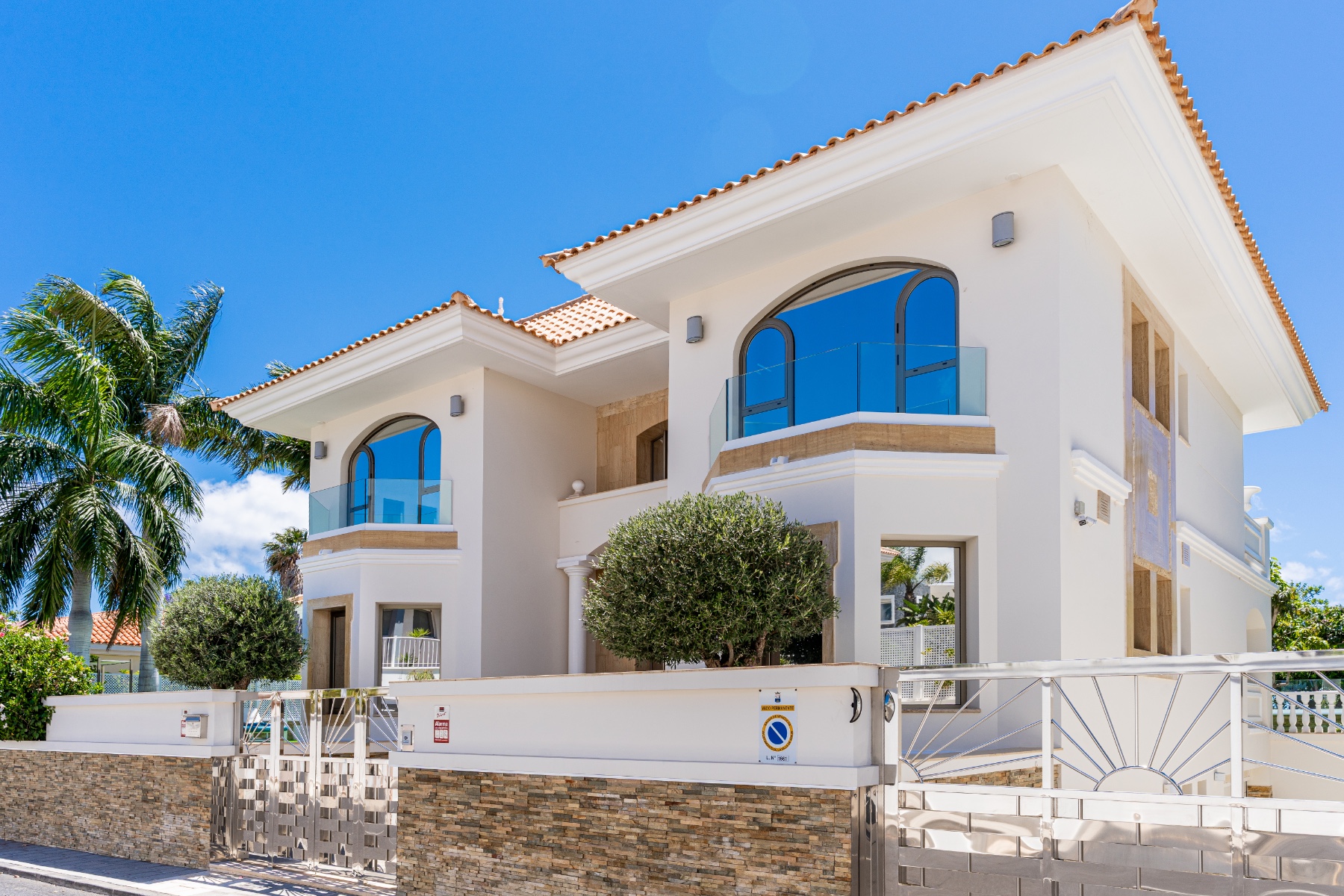 Neubau-Luxusvilla in Südteneriffa mit Privatpool und Atlantikblick