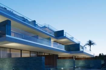 ENA Luxury Homes — façade contemporaine avec piscine à débordement à Los Cristianos, Tenerife Sud