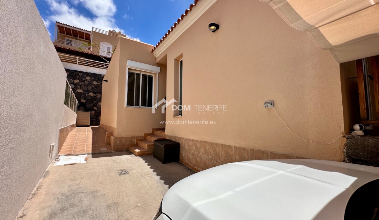Wiederverkauf - Zweifamilienhaus -
Adeje - El Madroñal