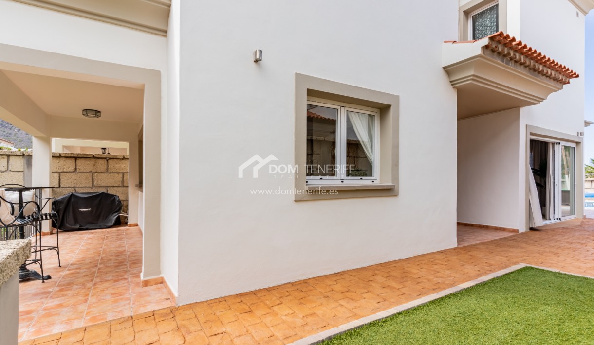 Sale - Semi-detached house -
Adeje - El Madroñal