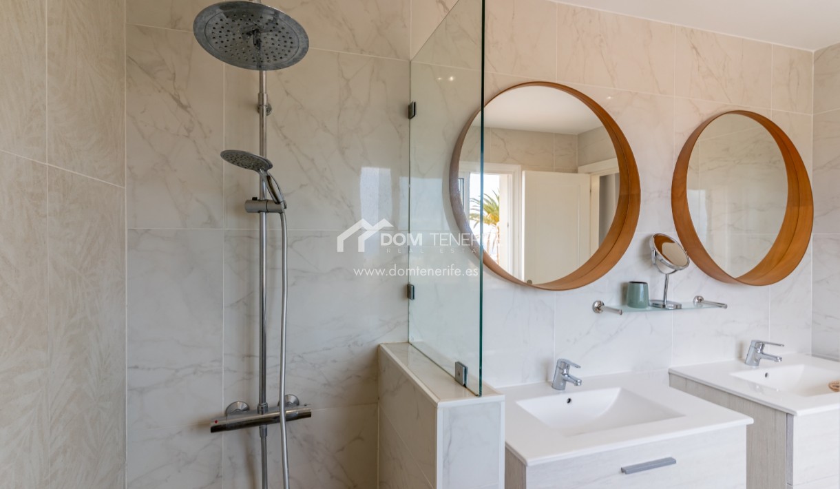 Sale - Semi-detached house -
Adeje - El Madroñal