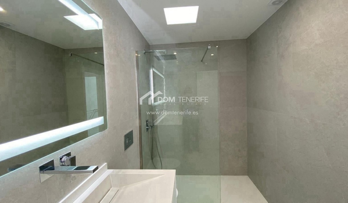 Wiederverkauf - Villa -
Adeje - Fañabé