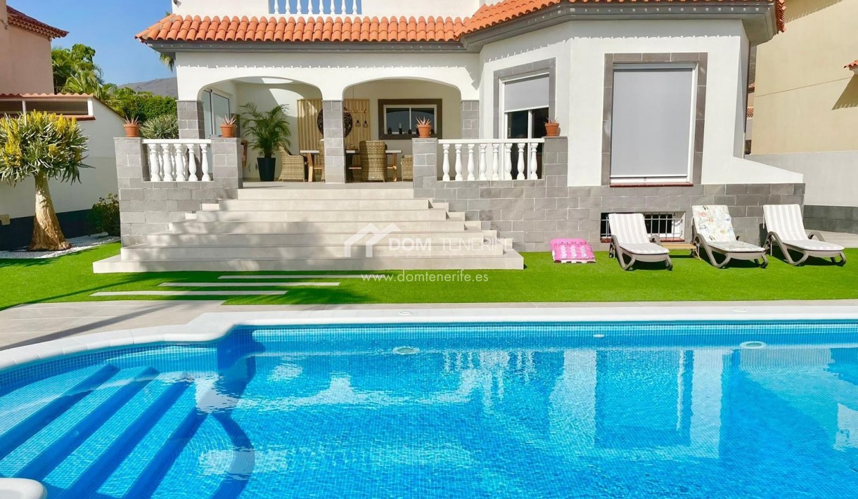 Wiederverkauf - Villa -
Adeje - El Madroñal