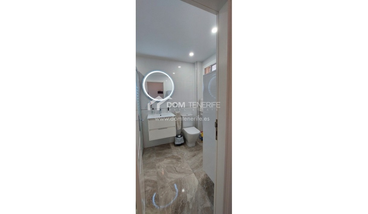 Revente - Plat -
Adeje - Roque del Conde