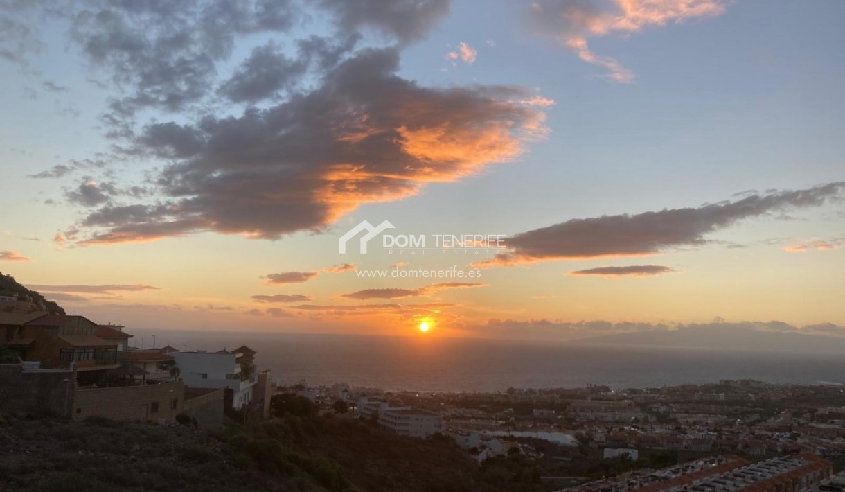 Revente - Plat -
Adeje - Roque del Conde