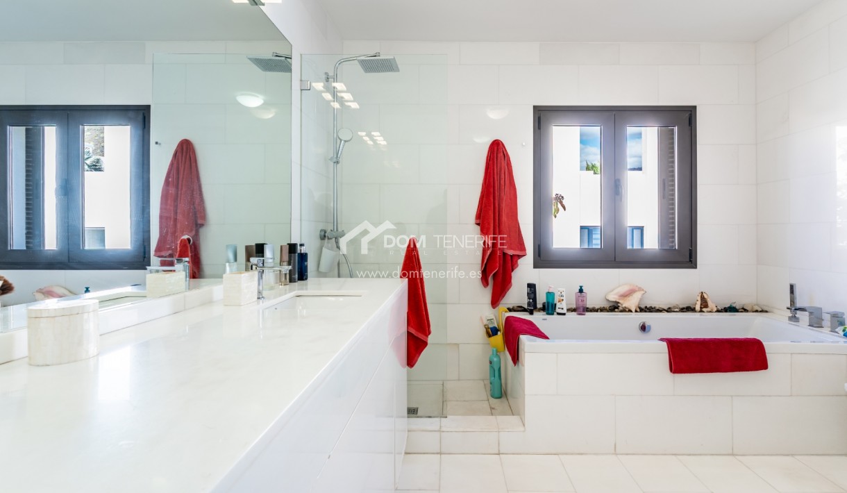 Venta - Chalet independiente -
Adeje - El Madroñal