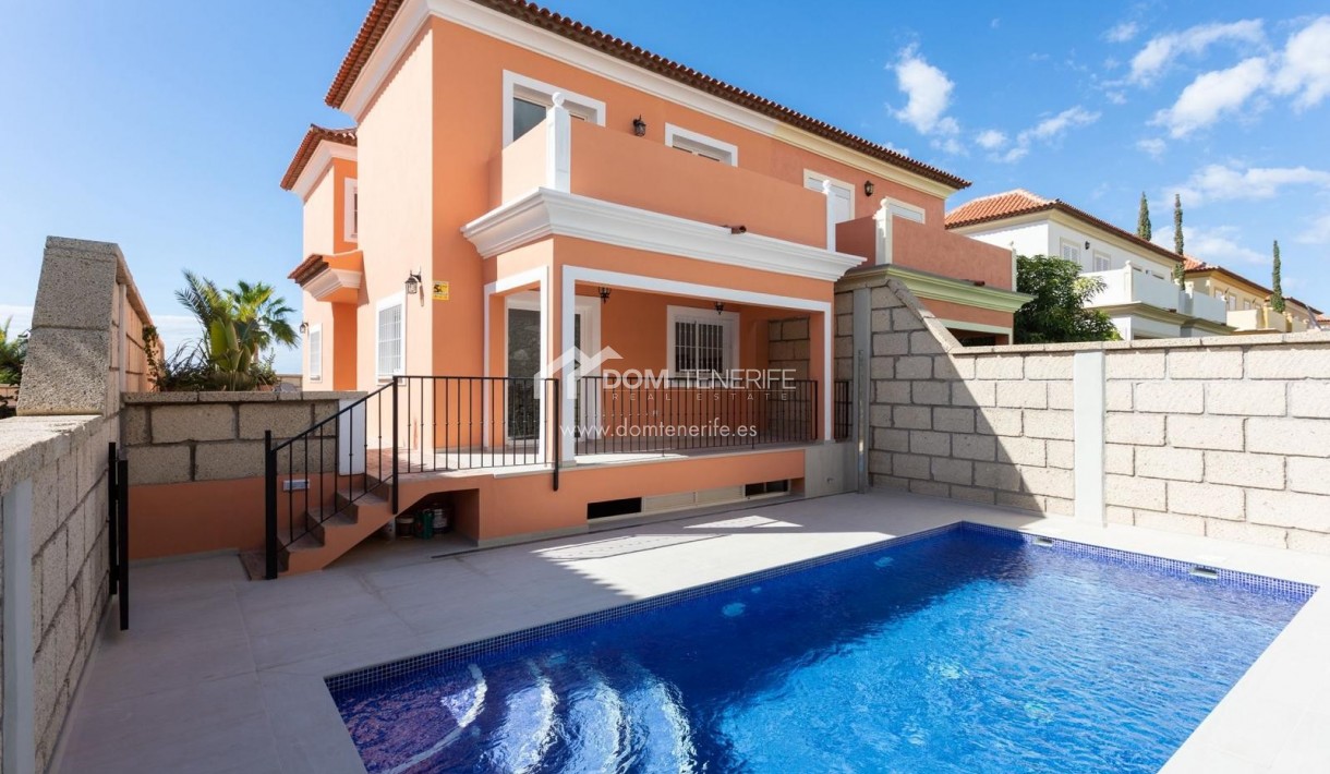 Продажа - Таунхаус -
Адехе - Эль Мадроняль