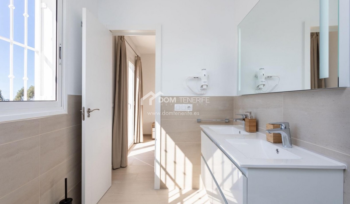 Продажа - Таунхаус -
Адехе - Эль Мадроняль