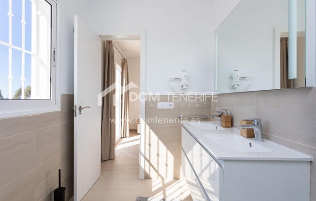 Продажа - Таунхаус -
Адехе - Эль Мадроняль