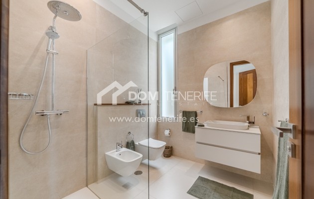 Luxus Badezimmer mit hochwertigen Materialien La Caleta