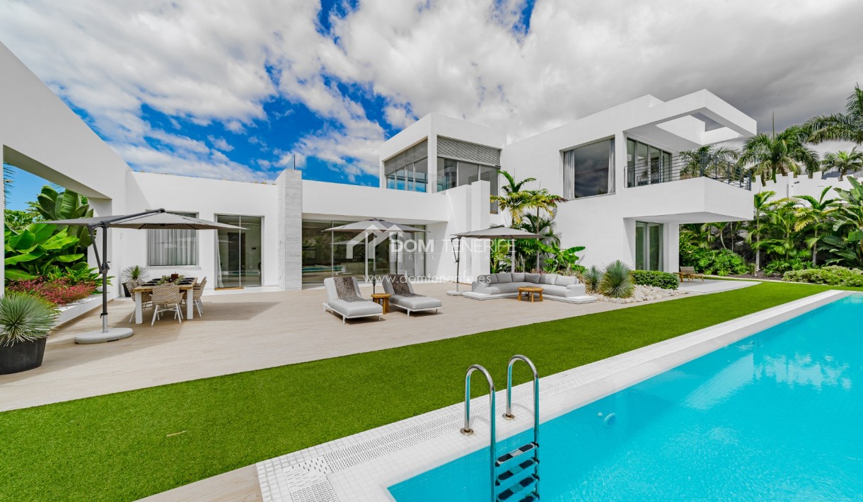 Moderne Villa Außenbereich in La Caleta Teneriffa mit Pool