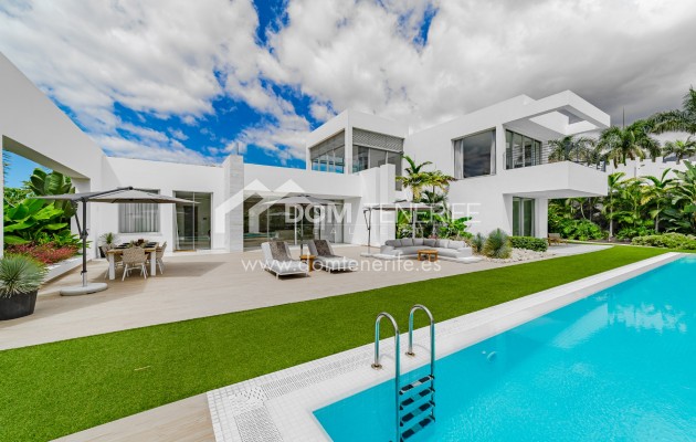 Moderne Villa Außenbereich in La Caleta Teneriffa mit Pool