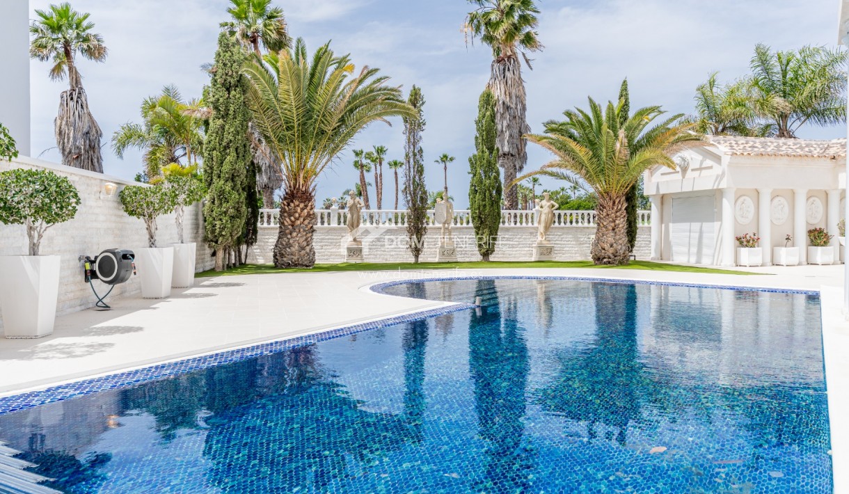 Sale - Villa -
Adeje - La Caleta