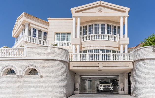 Sale - Villa -
Adeje - La Caleta