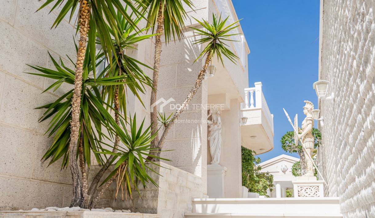 Sale - Villa -
Adeje - La Caleta