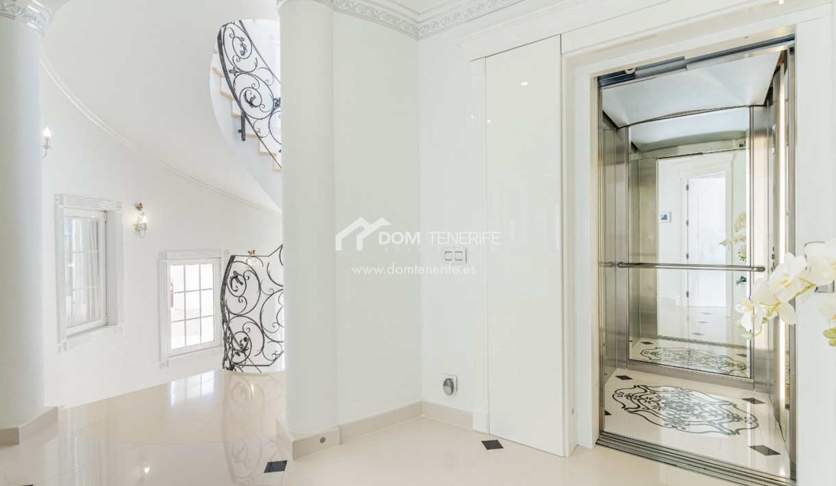 Sale - Villa -
Adeje - La Caleta