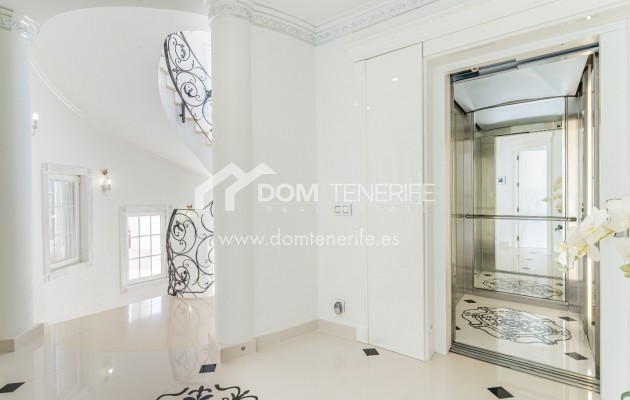 Sale - Villa -
Adeje - La Caleta