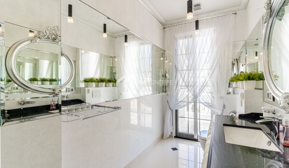 Sale - Villa -
Adeje - La Caleta