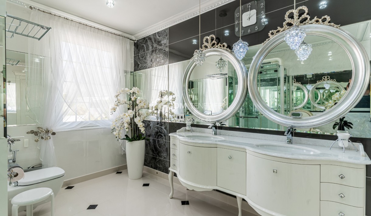 Sale - Villa -
Adeje - La Caleta