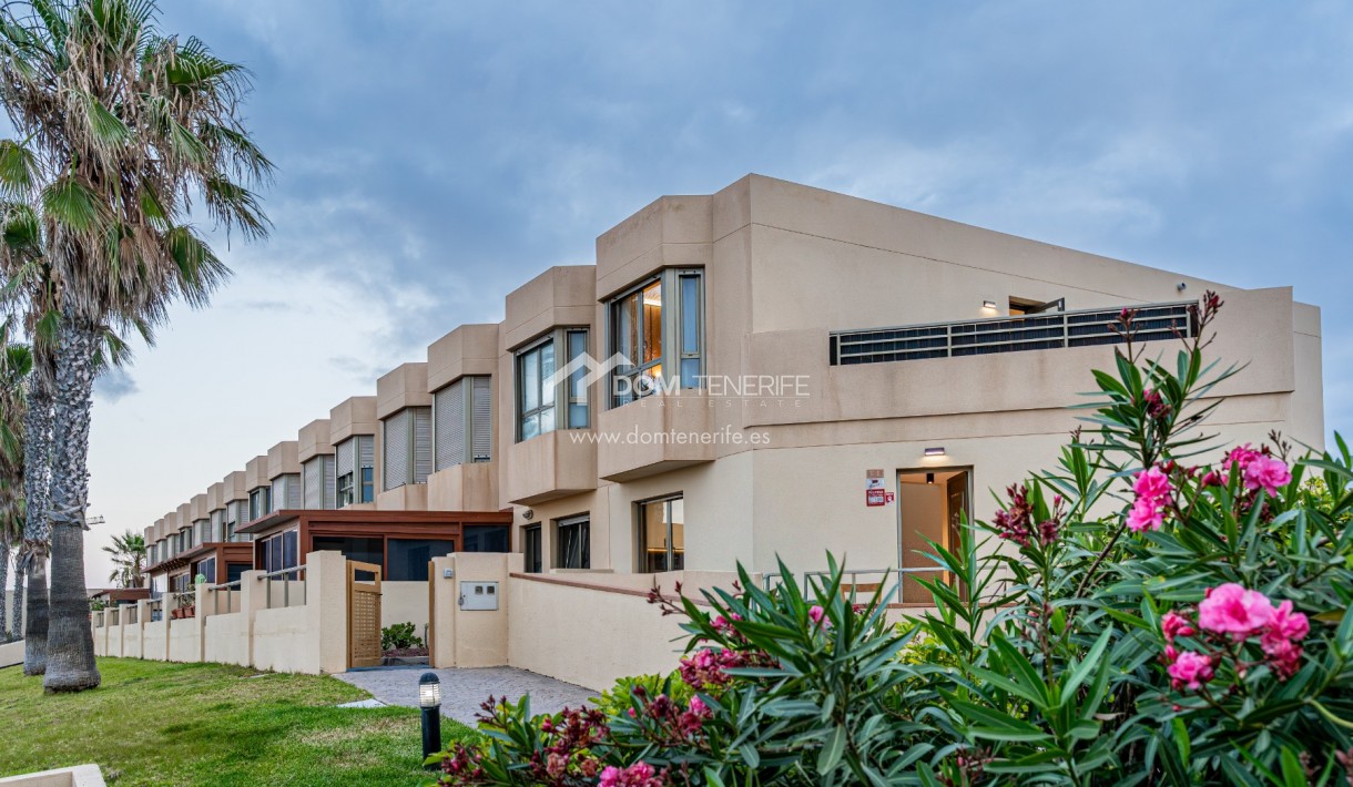 Venta - Chalet adosado -
Granadilla de Abona  - La Tejita