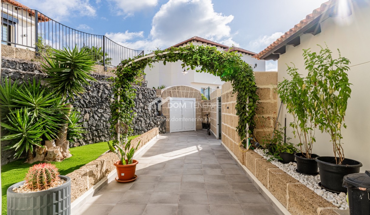 Villa Chayofa: exterior de la vivienda – villa en venta en Chayofa, Tenerife
