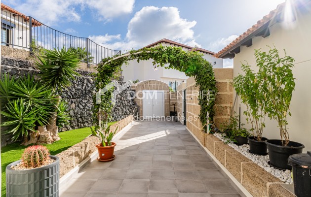 Villa Chayofa: exterior de la vivienda – villa en venta en Chayofa, Tenerife