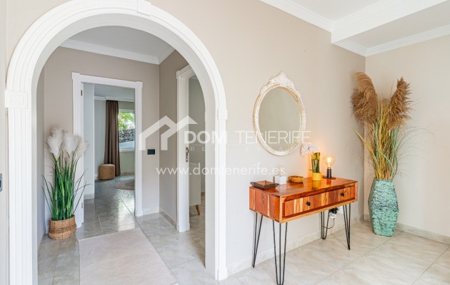 Villa Chayofa: distribuidor – villa en venta en Chayofa, Tenerife
