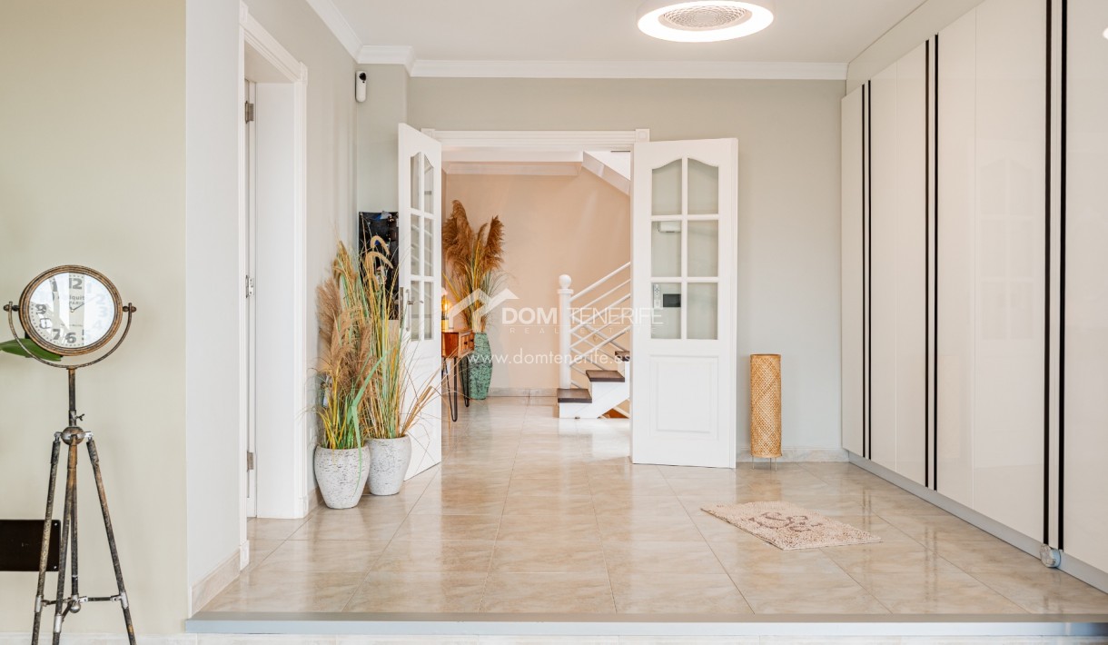 Villa Chayofa: distribuidor – villa en venta en Chayofa, Tenerife