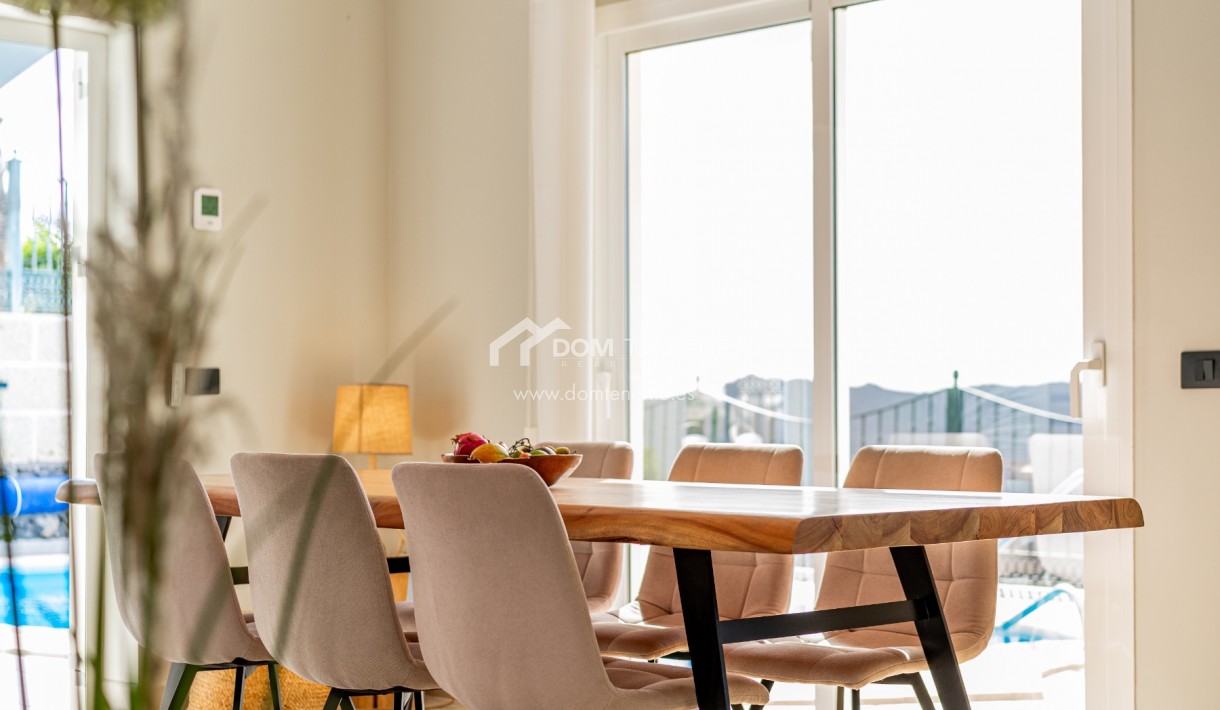 Villa Chayofa: comedor – villa en venta en Chayofa, Tenerife