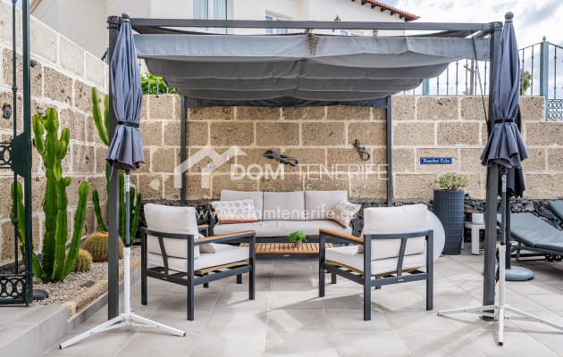 Villa Chayofa: terraza – villa en venta en Chayofa, Tenerife